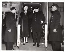 5 Jan 1953 press photo of Winston and Clementine Churchill arriving in New York picture