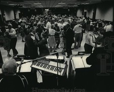 1985 Press Photo Senior Citizen Group At Knights of Columbus Hall to Dance picture