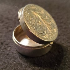 Vintage Italian 800 silver round hinged pill / snuff / trinket box, engraved picture