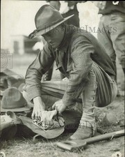 1917 Press Photo Soldier breaking camp and filling his pack in World War I picture