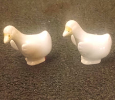VINTAGE Duck Salt & Pepper Shakers. White & Yellow Ceramic, Collectable (2pc) picture