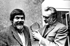 Actor Donald Sinden was presented with an enormous magnifiying gla- Old Photo 6 picture