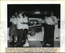 1990 Press Photo Slidell High parents go down memory lane, 50's music & red Chev picture
