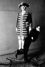 Artists Louis Hardt poises a man with uniform on his lower leg 1912 Photo picture