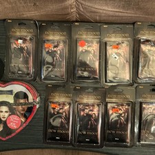 NEW-Twilight Saga Breaking Dawn-Heart Tin/Cullen Crest Necklace + 9 2 Pack Cards picture