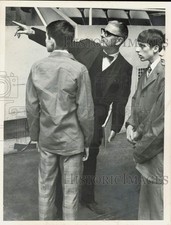 1969 Press Photo Cauble directs young ushers to posts at Independence Arena picture