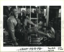 1994 Press Photo Saints Running Back Vaughn Dunbar grimaces in Weight Room picture