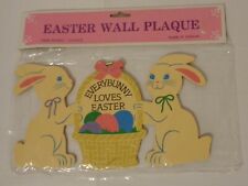 VINTAGE EASTER WALL PLAQUE WOODEN EVERYBUNNY LOVES NIP JSNY BUNNY RABBIT BASKET picture