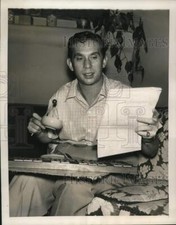 1952 Press Photo Noted composer Bob Merrill at work in his New York apartment picture