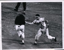 1962 Press Photo Orioles 2nd baseman Johnny Temple tags out Frank Baumann picture