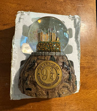 Bradford Exchange Harry Potter Platform 9 3/4 Castle Snow Globe picture