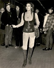 LMPE50 1971 Original Photo RAQUEL WELCH ARRIVES IN LONDON TO FILM HANNIE CAULDER picture