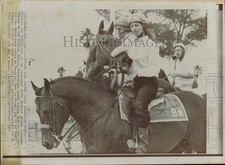 1969 Press Photo Barbara Joe Rubin Leads Horse to Post at Tropical Park, Miami picture