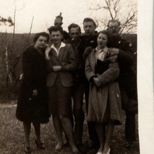 ID'd c1940s Bloss Family Sailor Sailor Cap Snapshot Photo Young Adults Outdoors picture