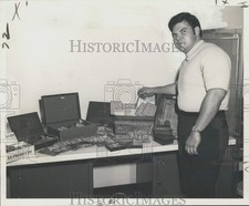 1969 Press Photo New Orleans Detective Marion Seghers displays seized raid money picture