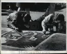 1969 Press Photo New York Man and woman work on drawing in Central Park picture