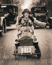 1920s Flapper Woman 💙 Vintage Car - 8x10 Publicity Photo - Collectible picture