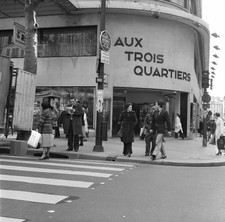 France Paris Shops Aux Trois Quartiers Madeleine boulevard April 1977 Old Photo picture
