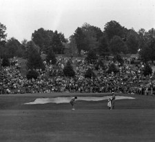 Golf 1971 Ryder Cup St Louis Great Britain Tony Jacklin chips to t- Old Photo picture