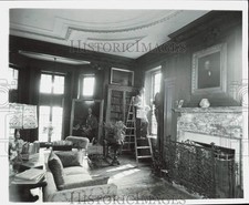1947 Press Photo Caretaker washes windows of the library in the Roosevelt home picture