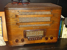 Farnsworth Vintage Wood Tabletop Tube Radio AM Dial Knobs Grille Front picture