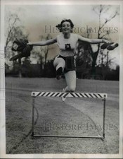 1952 Press Photo Irene Robertson at Bisham Abbey England at track practice picture