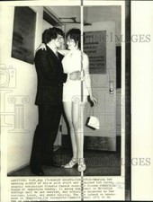 1971 Press Photo Claudia Casale and Pancracio Spano pose outside license bureau picture