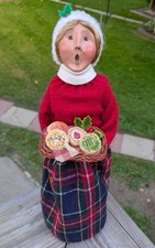 2007 Byers Choice Caroler Doll Woman with Cookie Tray Specialty Families picture