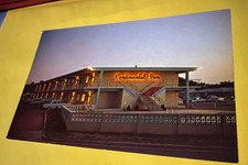 Postcard Continental Inn Garden City Kansas USA picture
