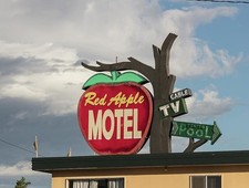 Photo:Yakima Washington Red Apple Motel Sign 1950s Cable TV Pool picture