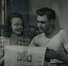 1947 Press Photo Al Dark And Wife Read That He Was Elected Rookie Of The Year picture