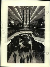 1992 Press Photo Southridge Mall bustling with Christmas season activity picture