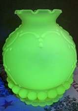 Vintage Fenton Persian Medallion custard uranium glass fairy lamp picture