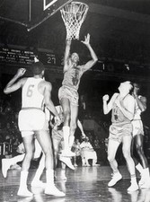 New York Warriors vs Knicks Wilt Chamberlain goes a lay up Also- 1962 Old Photo picture