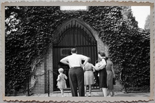 50s USA MOUNT VERNON WASHINGTON TOMB CHILDREN WOMEN OLD VINTAGE Photograph 18232 picture