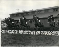 1930 Press Photo Society girl riders at Circus horse show over jumps - net17732 picture
