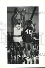 1991 Press Photo Basketball - Newman's Randy Livingston up against Morris Gallo picture