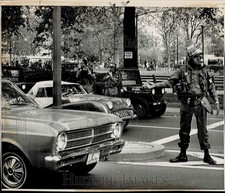 1971 Press Photo Military police with gas mask directs traffic near protesters picture