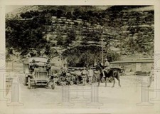 1919 Press Photo American Red Cross Truck guarded by Italian Soldiers, Dalmatia picture