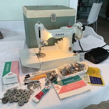 Wonderful Vintage 1968 Singer Featherweight Sewing Machine 221k *Works Great* picture