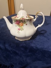 VINTAGE ROYAL ALBERT BONE CHINA OLD COUNTRY ROSES 1962 TEA POT IN GREAT CONDTION picture