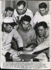 1941 Press Photo Bill Edwards & Detroit Lions Football Team Discussing Strategy picture