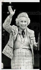 1983 Press Photo Moya Lear, widow of Bill Lear, waving hand to crowd - lra11956 picture
