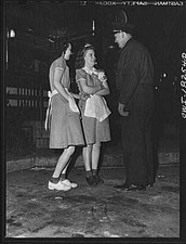 Photo:Newcastle Delaware 1940s Truck Driver Talking with Waitresses picture