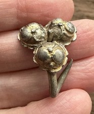 TUDOR PERIOD. 16TH CENTURY.  SILVER GILT DRESS HOOK / FASTENER. picture