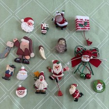 VTG-Now Christmas Santa Brooches Lapel Pins Articulated Pull String Lot of 15 picture