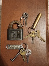 ESTATE ANTIQUE YALE PADLOCK & KEY W/ EXTRA KEYS & KEYCHAINS picture
