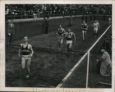 1941 Press Photo Roy Cochran wins mile at Penn Relays vs Leslie MacMitchell picture