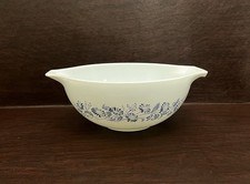 VTG Pyrex Colonial Mist Cinderella Mixing Bowl #443 Blue Daisy White Opal 2.5Qt picture