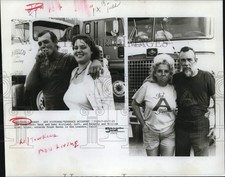1986 Press Photo Truckers outside Truck Haven in San Leandro, California picture